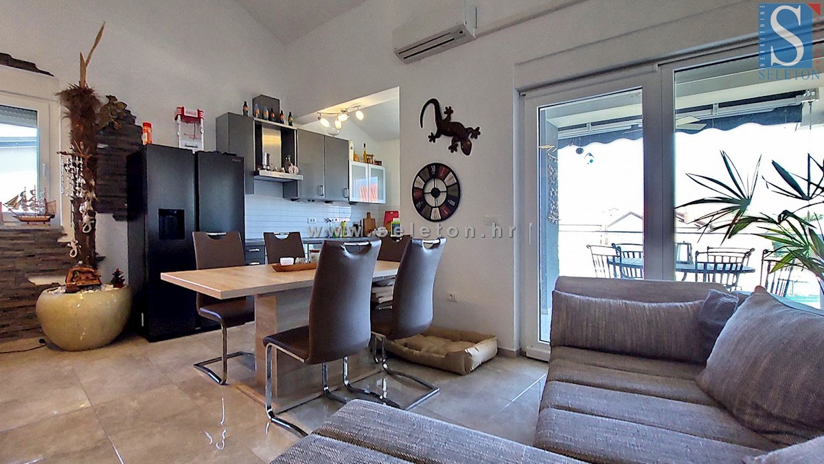 Funtana, opremljeno dvoetažno stanovanje 76 m2