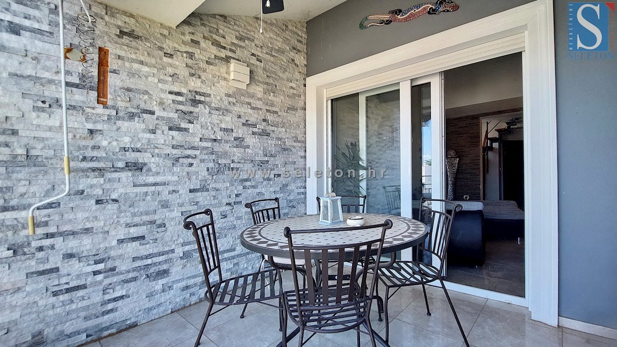 Funtana, opremljeno dvoetažno stanovanje 76 m2