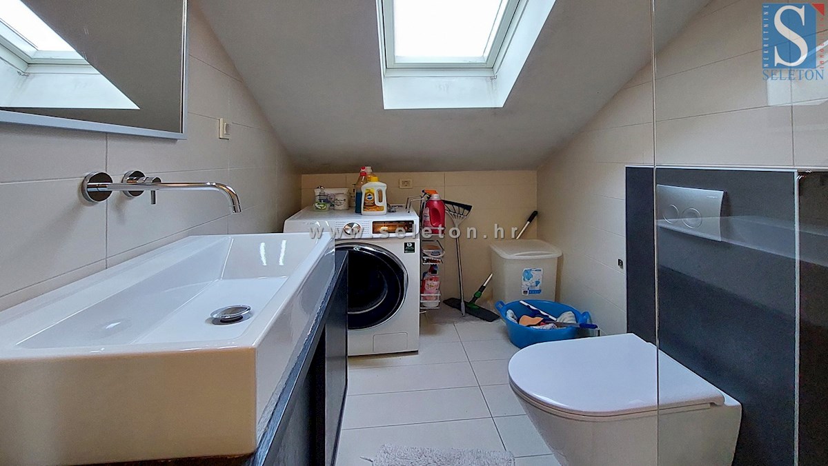 Poreč - 127 m2 veliko stanovanje naprodaj s pogledom na morje, 500 m od morja