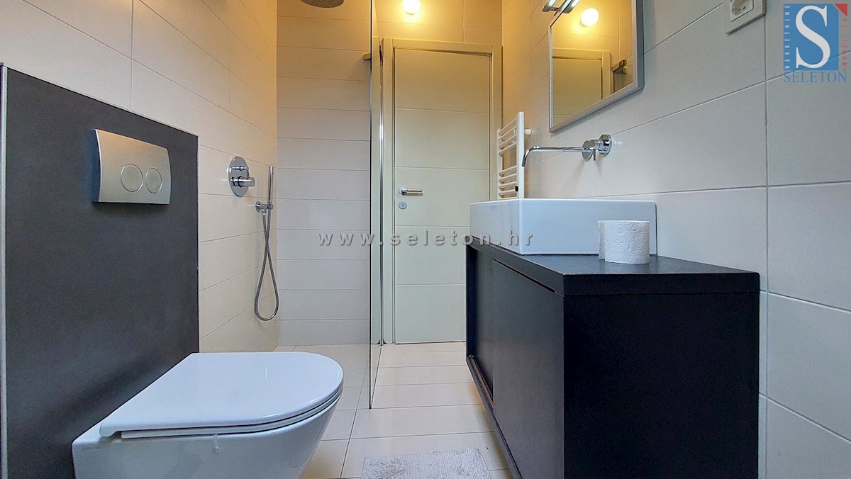 Poreč - 127 m2 veliko stanovanje naprodaj s pogledom na morje, 500 m od morja