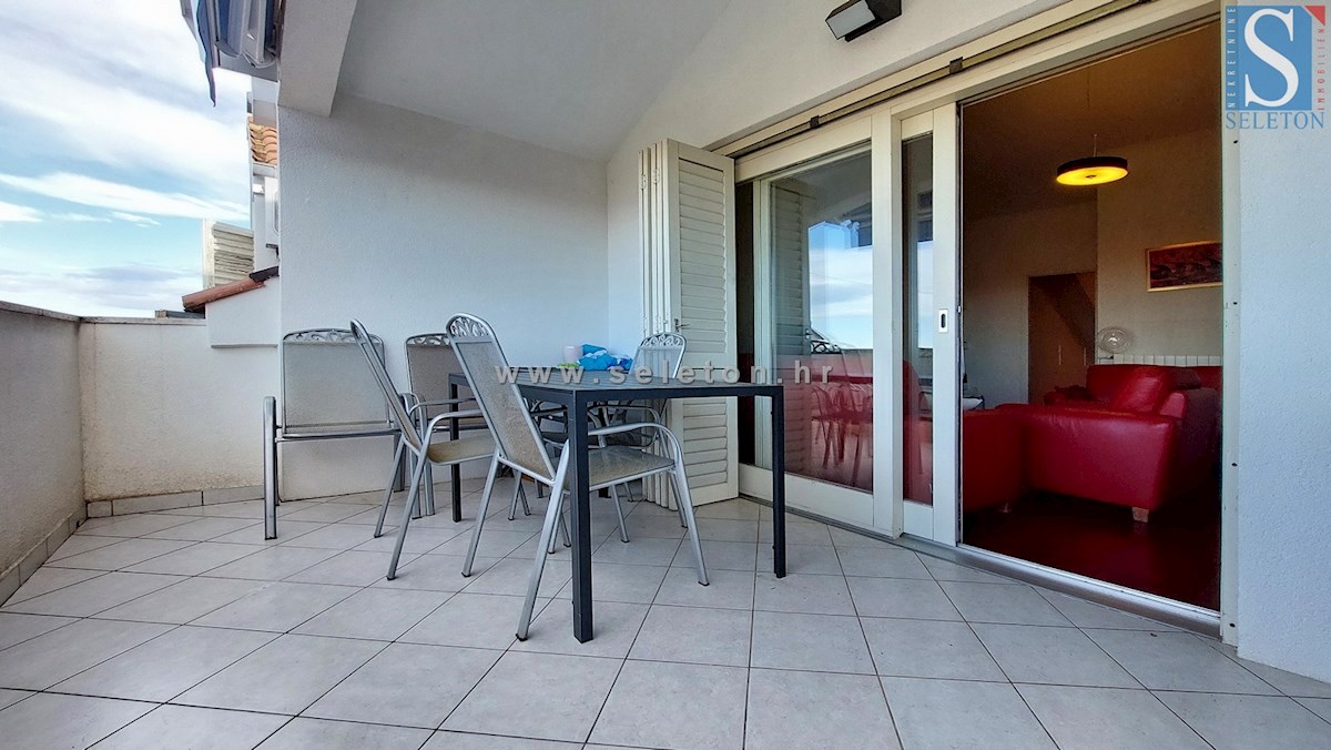 Poreč - 127 m2 veliko stanovanje naprodaj s pogledom na morje, 500 m od morja