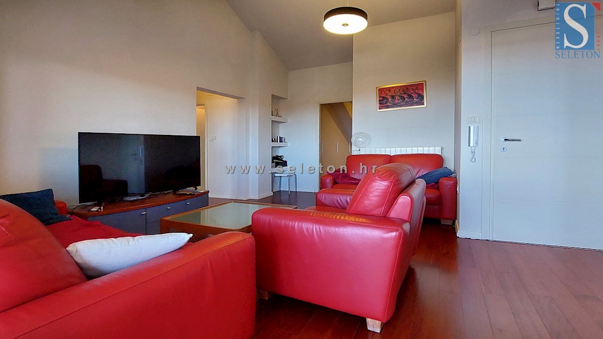 Poreč - 127 m2 veliko stanovanje naprodaj s pogledom na morje, 500 m od morja