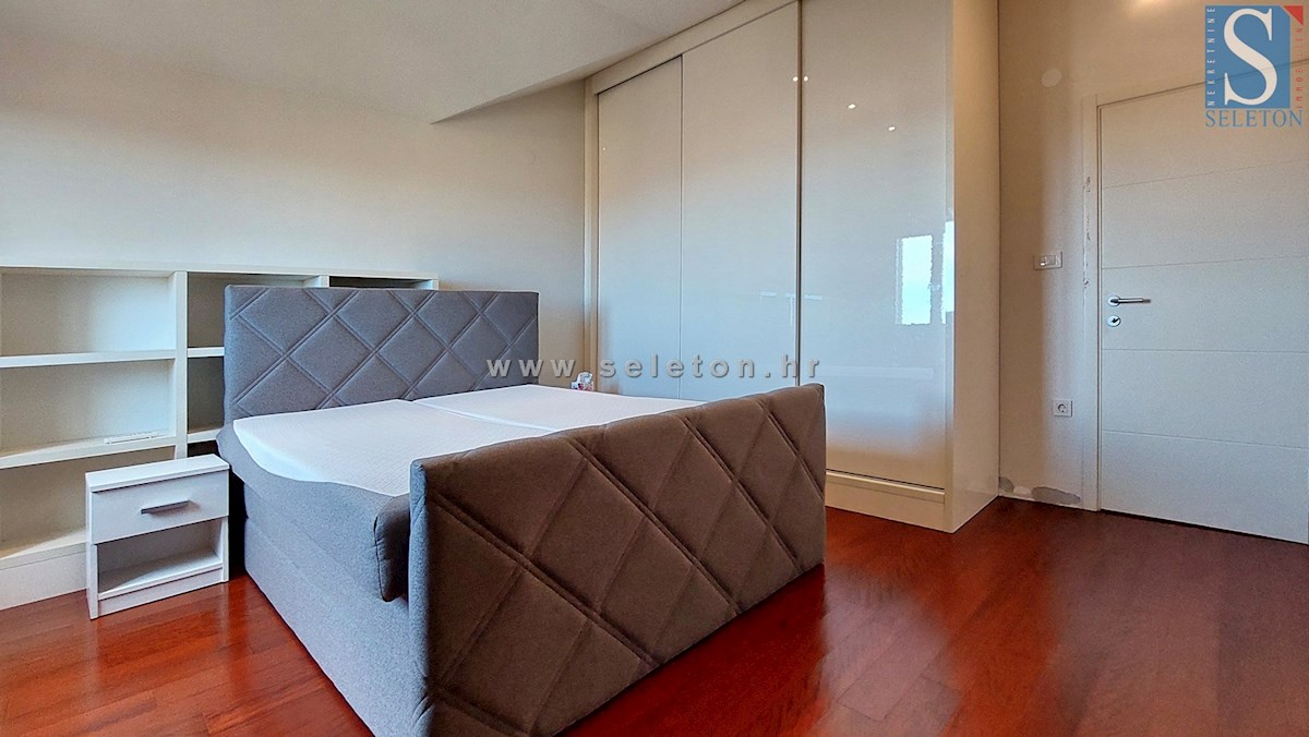 Poreč - 127 m2 veliko stanovanje naprodaj s pogledom na morje, 500 m od morja