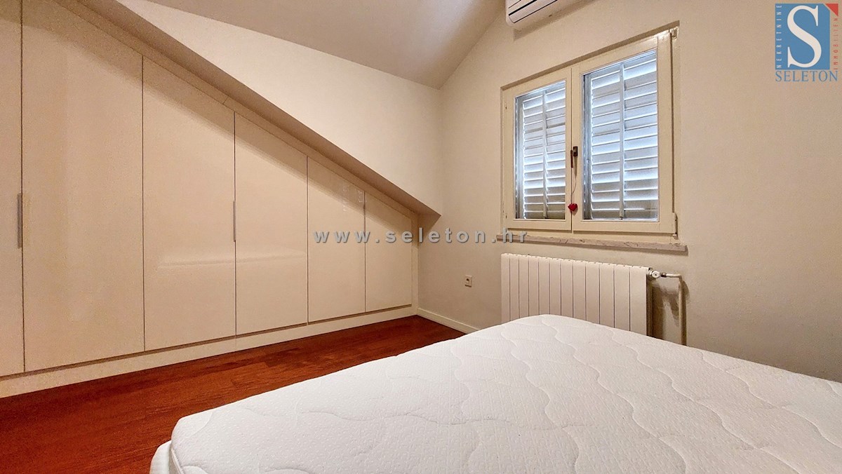 Poreč - 127 m2 veliko stanovanje naprodaj s pogledom na morje, 500 m od morja