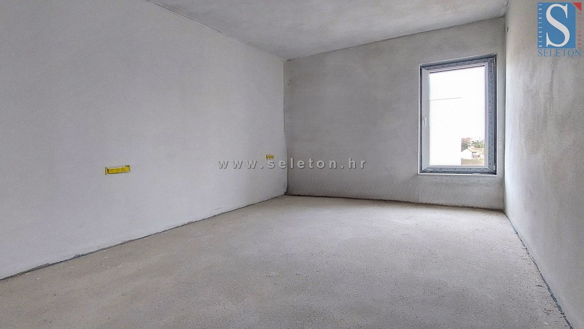 Poreč, novo stanovanje 95 m2 z lastnim vrtom 115 m2, cca 800 m od morja (zračne črte)