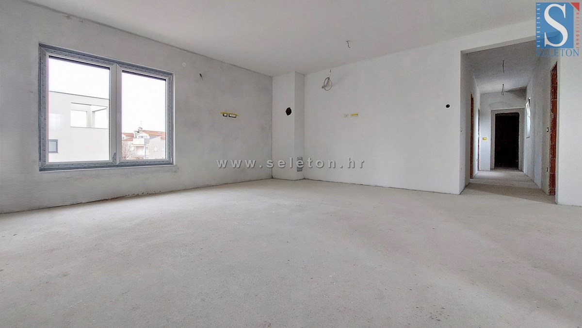 Poreč, novo stanovanje 95 m2 z lastnim vrtom 115 m2, cca 800 m od morja (zračne črte)