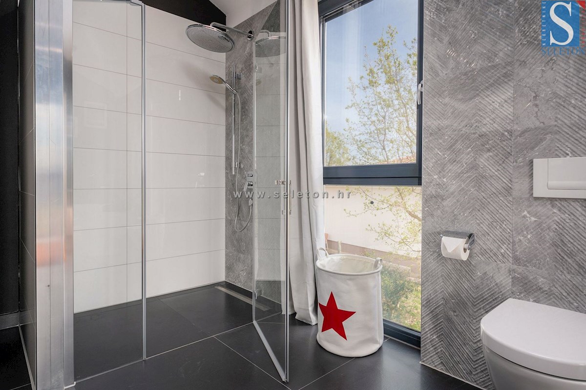 Istra, Poreč - okolica, moderna vila 437 m2 z bazenom in velikim vrtom