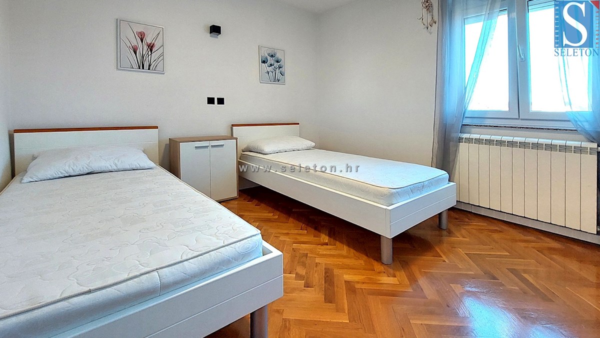 Opremljeno stanovanje 116 m2 v okolici Poreča, centralno ogrevanje, vrt 74 m2, 2 parkirni mesti