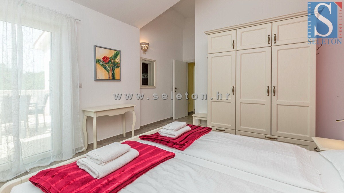 Poreč-okolica, samostojna hiša 130 m2 z bazenom