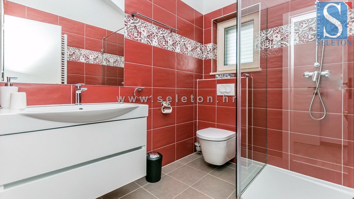 Poreč-okolica, samostojna hiša 130 m2 z bazenom