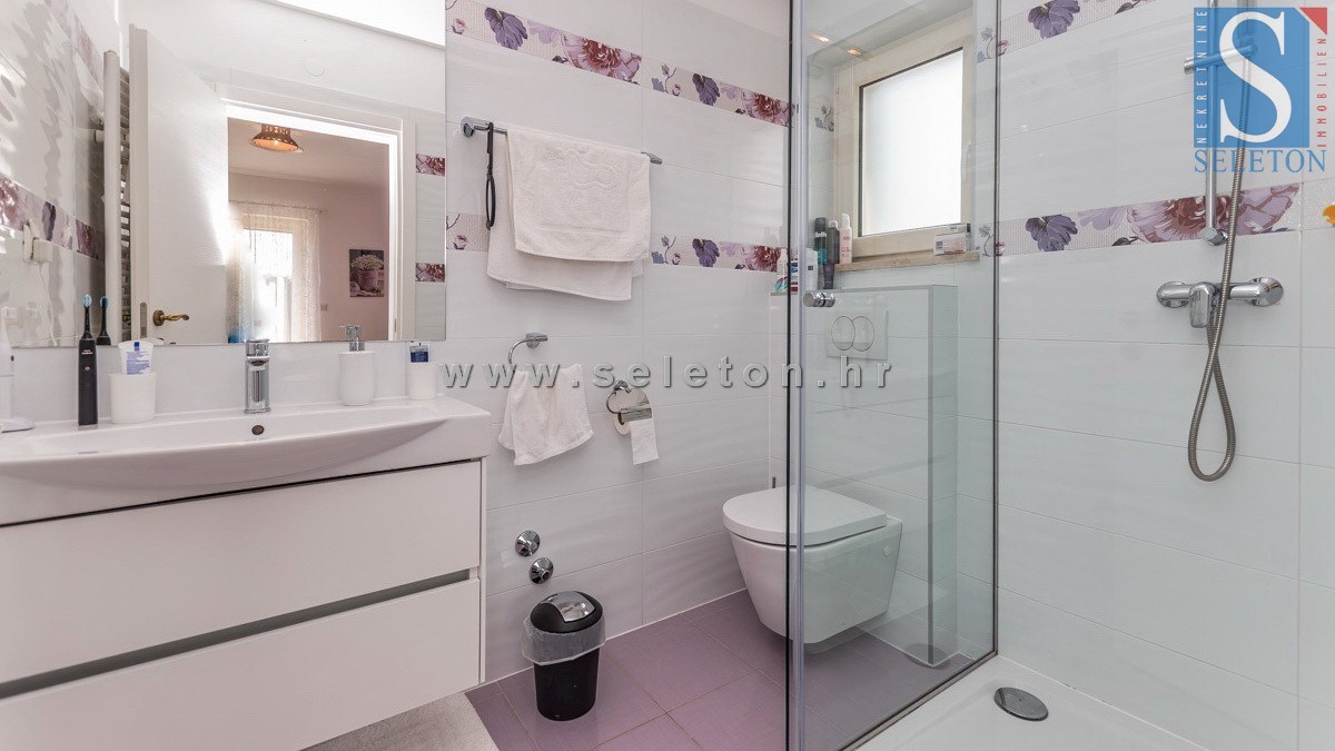 Poreč-okolica, samostojna hiša 130 m2 z bazenom