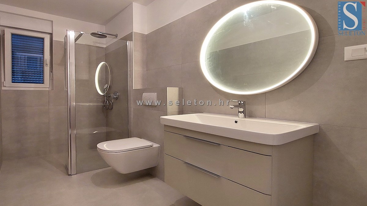 Istra, Poreč, novo stanovanje 67 m2 s pogledom na morje, DVIGALO, 2 parkirni mesti