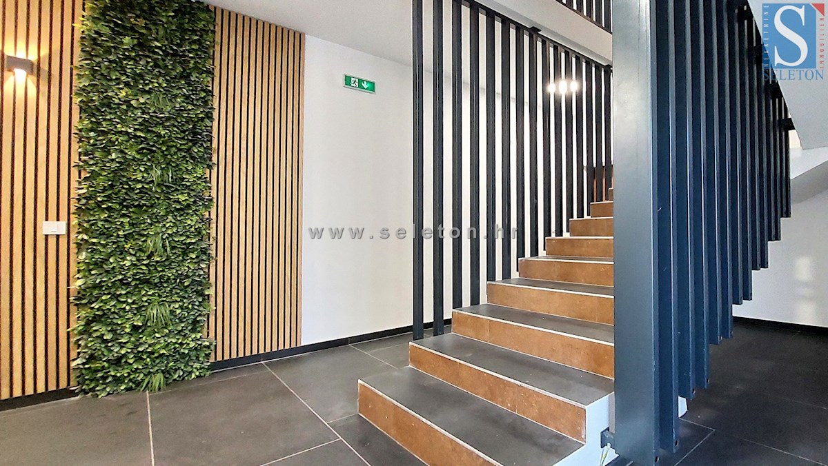 Poreč - novo stanovanje 88 m2 z vrtom in dvema parkirnima mestoma