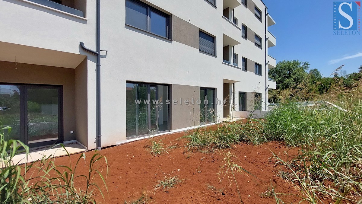 Poreč - novo stanovanje 88 m2 z vrtom in dvema parkirnima mestoma