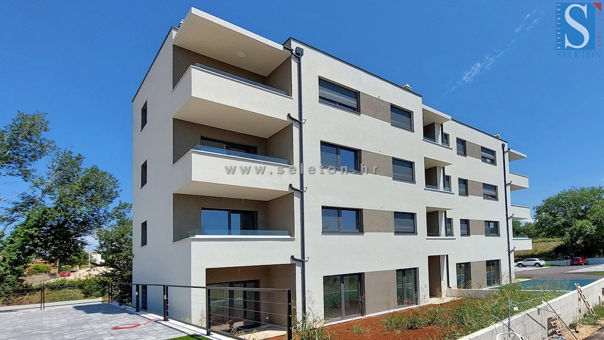 Poreč - novo stanovanje 88 m2 z vrtom in dvema parkirnima mestoma