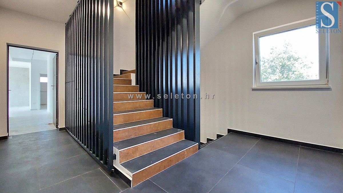 Poreč - novo stanovanje 88 m2 z vrtom in dvema parkirnima mestoma