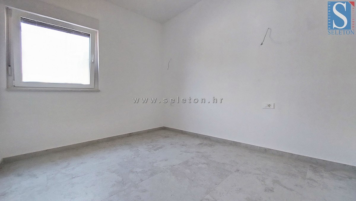 Poreč - novo stanovanje 88 m2 z vrtom in dvema parkirnima mestoma