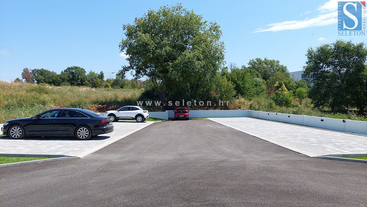 Poreč - novo stanovanje 88 m2 z vrtom in dvema parkirnima mestoma