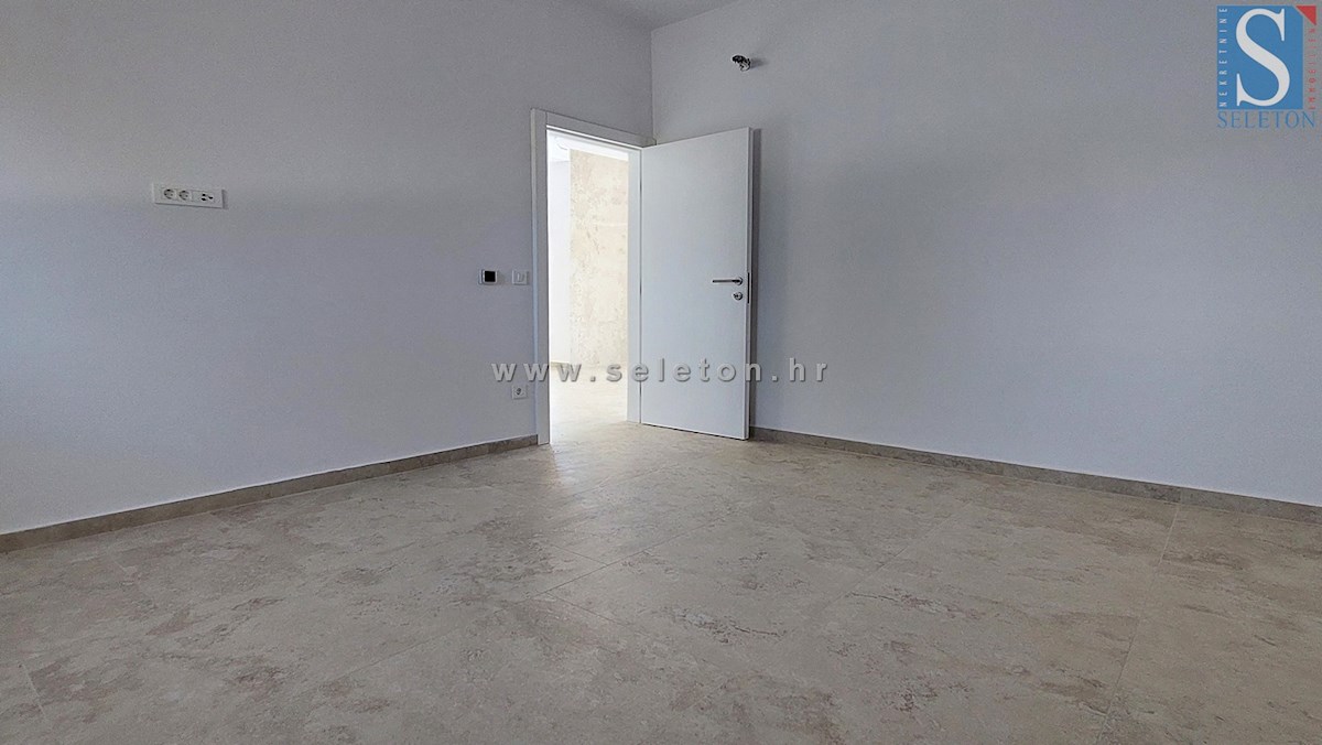 Poreč - novo moderno stanovanje od 76 m2 z vrtom in dvema parkirnima mestoma