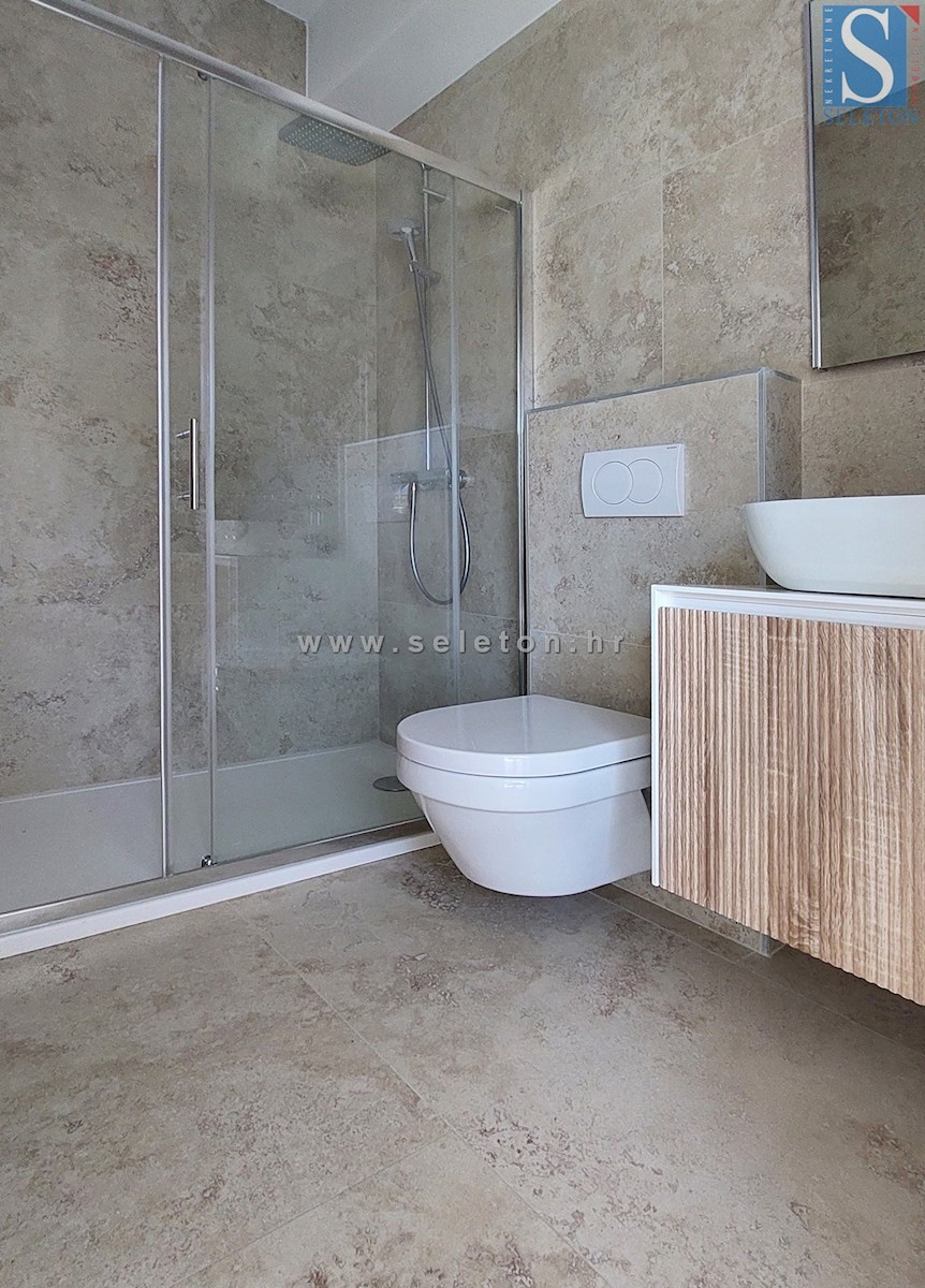 Poreč - novo moderno stanovanje od 76 m2 z vrtom in dvema parkirnima mestoma