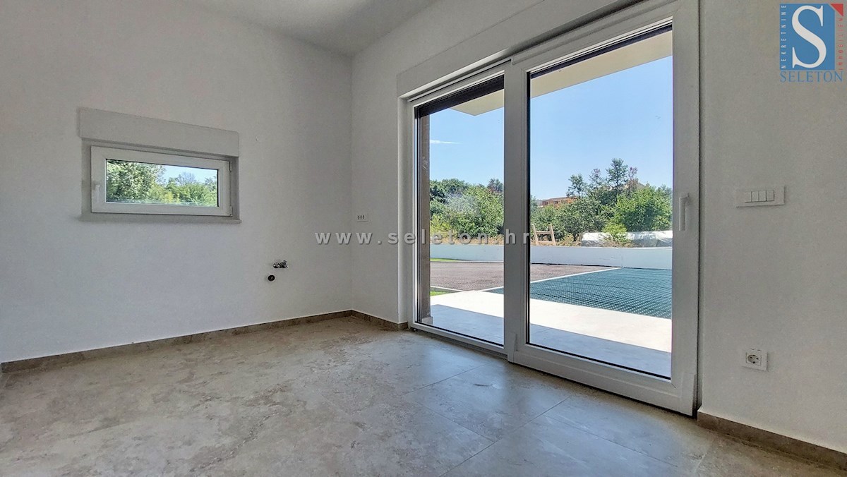 Poreč - novo moderno stanovanje od 76 m2 z vrtom in dvema parkirnima mestoma