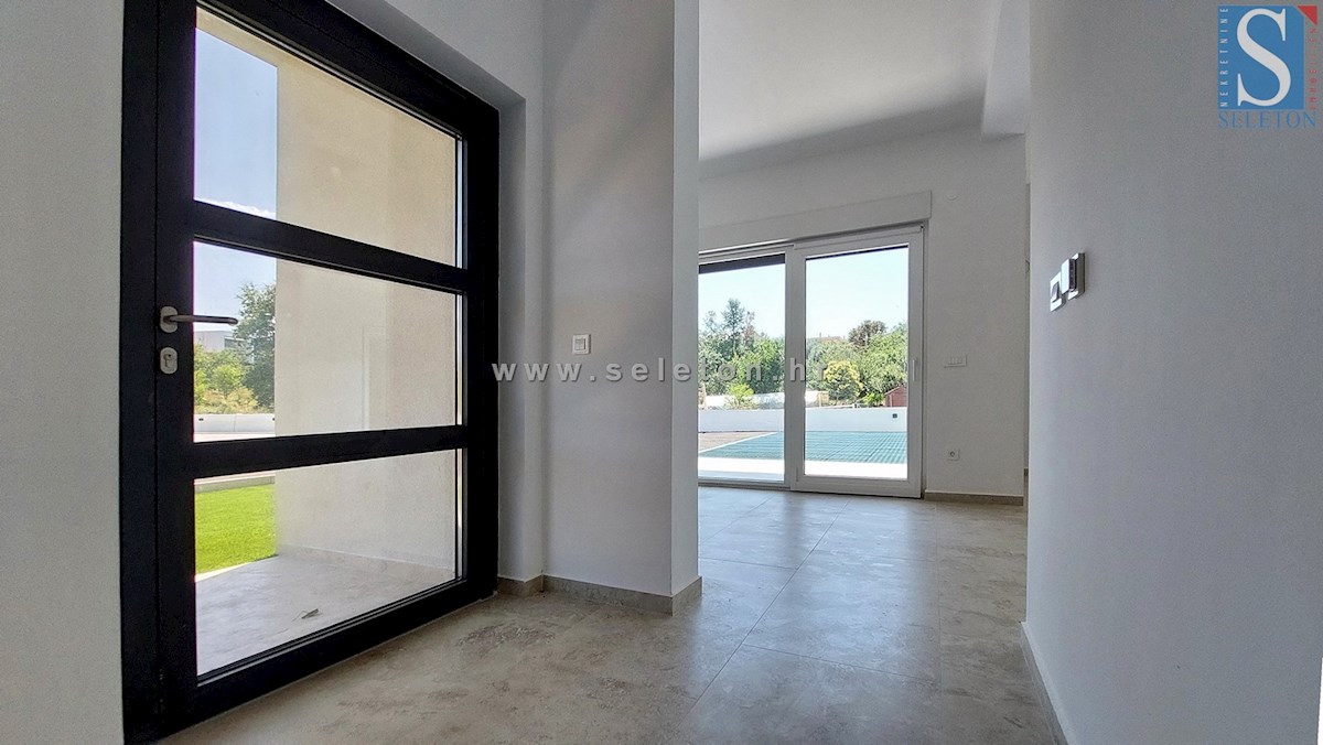 Poreč - novo moderno stanovanje od 76 m2 z vrtom in dvema parkirnima mestoma