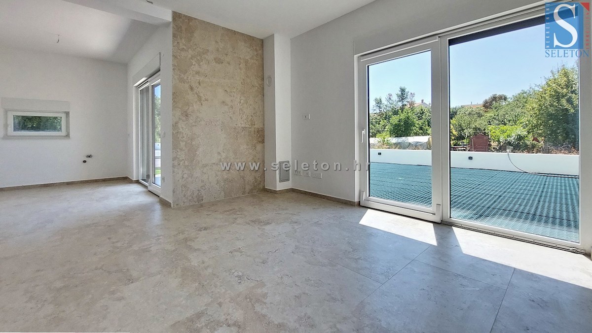 Poreč - novo moderno stanovanje od 76 m2 z vrtom in dvema parkirnima mestoma