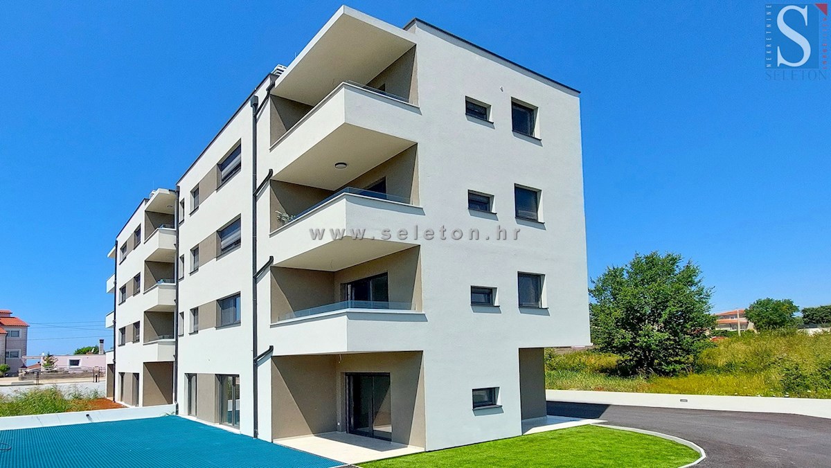 Poreč - novo moderno stanovanje od 76 m2 z vrtom in dvema parkirnima mestoma