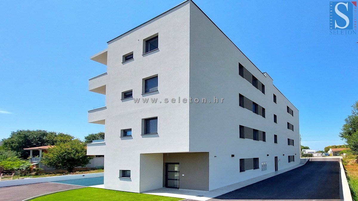 Poreč - novo moderno stanovanje od 76 m2 z vrtom in dvema parkirnima mestoma