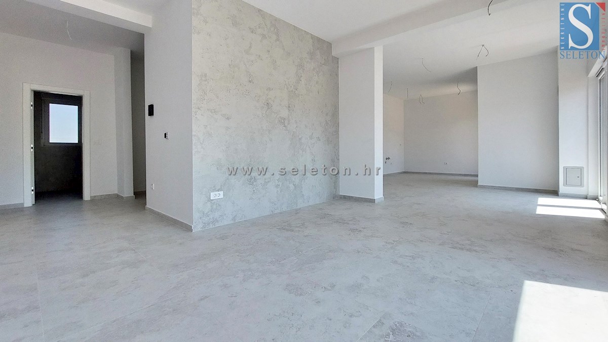 Poreč - novo stanovanje 88 m2 z vrtom in dvema parkirnima mestoma