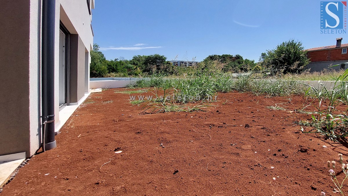 Poreč - novo stanovanje 88 m2 z vrtom in dvema parkirnima mestoma