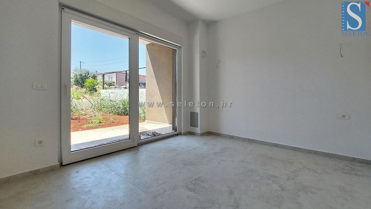 Poreč - novo stanovanje 88 m2 z vrtom in dvema parkirnima mestoma