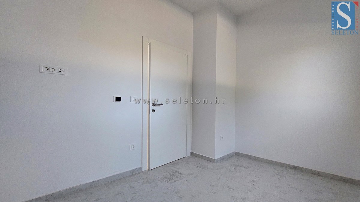 Poreč - novo stanovanje 88 m2 z vrtom in dvema parkirnima mestoma