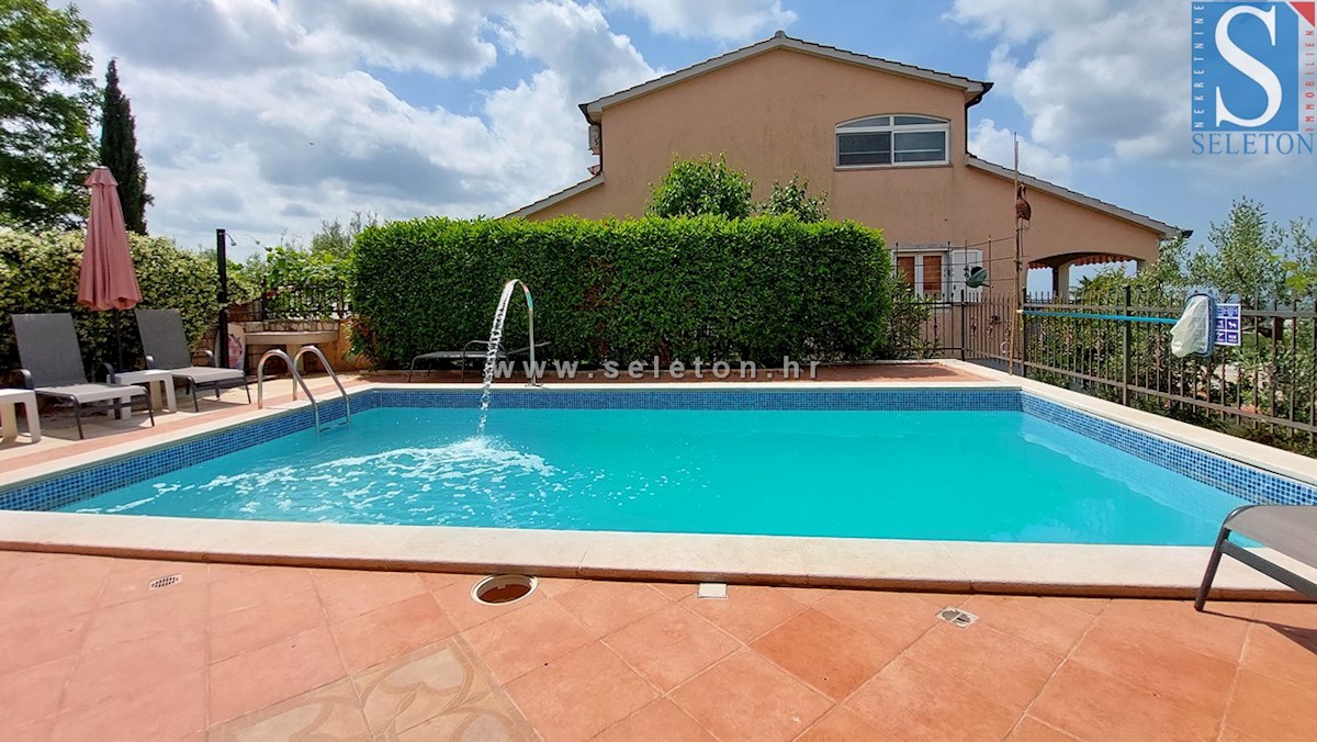 Hiša z bazenom in pogledom na morje v okolici Poreča