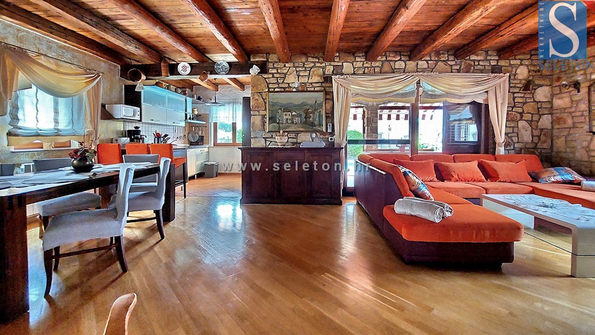 Hiša z bazenom in pogledom na morje v okolici Poreča