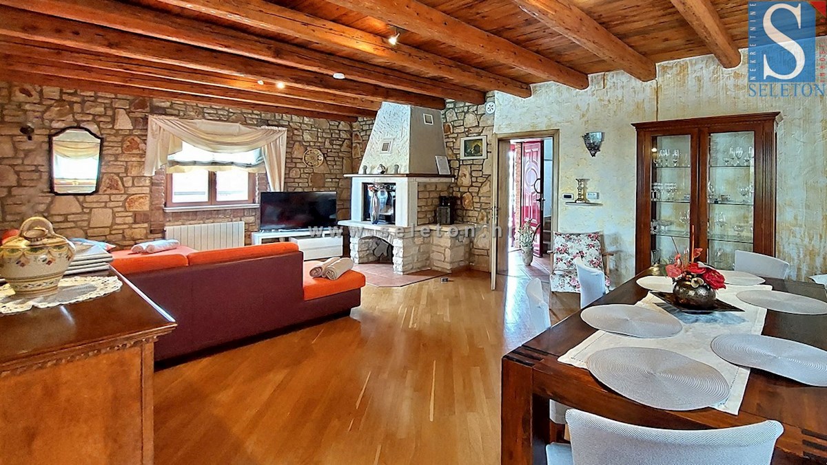 Hiša z bazenom in pogledom na morje v okolici Poreča