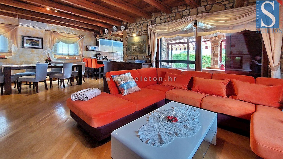 Hiša z bazenom in pogledom na morje v okolici Poreča