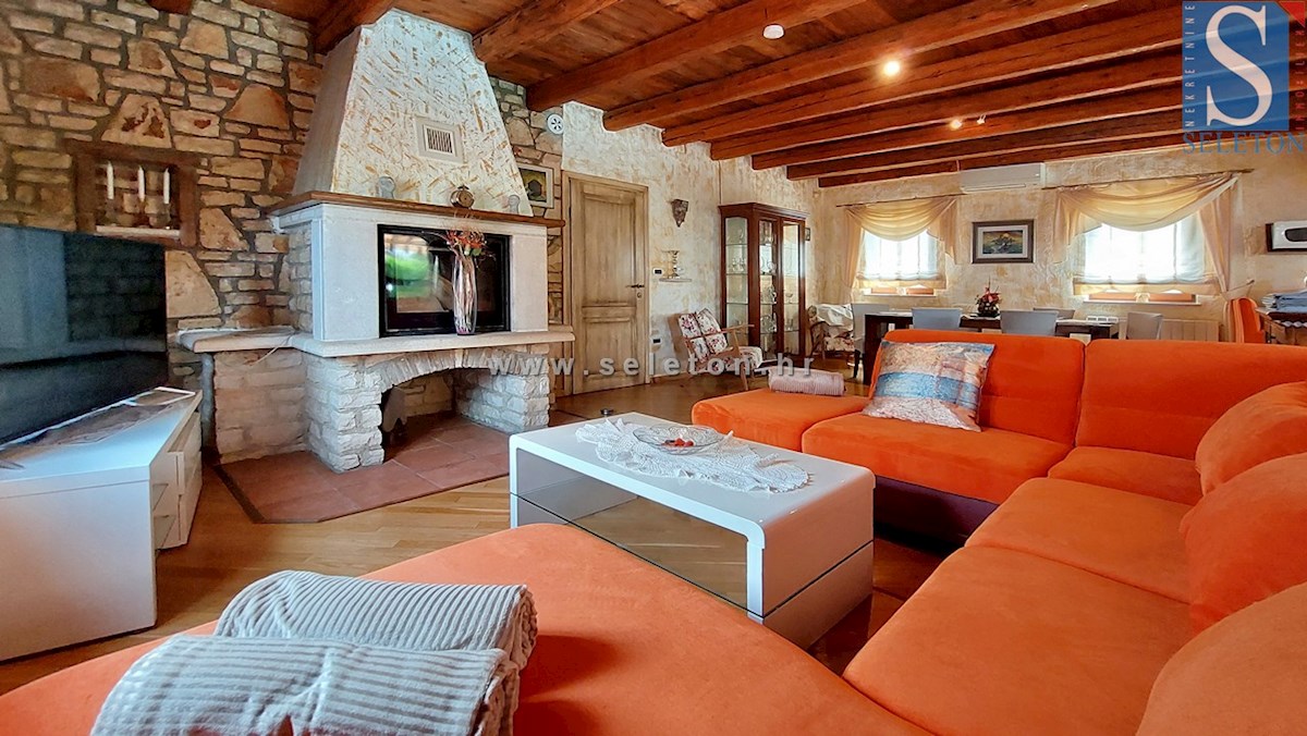 Hiša z bazenom in pogledom na morje v okolici Poreča