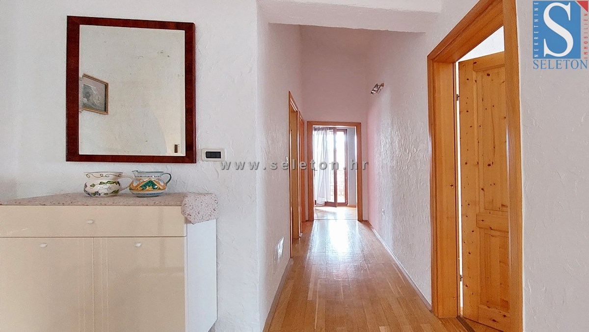 Hiša z bazenom in pogledom na morje v okolici Poreča