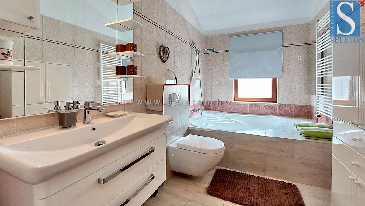 Hiša z bazenom in pogledom na morje v okolici Poreča