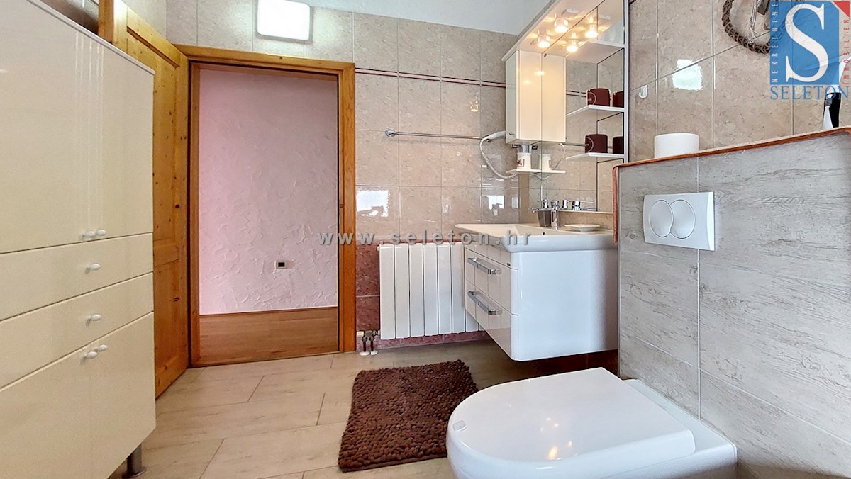 Hiša z bazenom in pogledom na morje v okolici Poreča