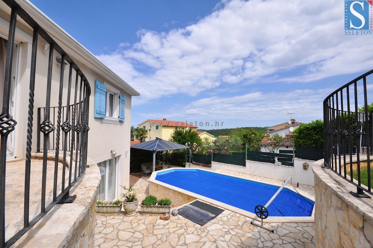 Poreč, samostojna hiša 180 m2 z bazenom, 2 apartmaja