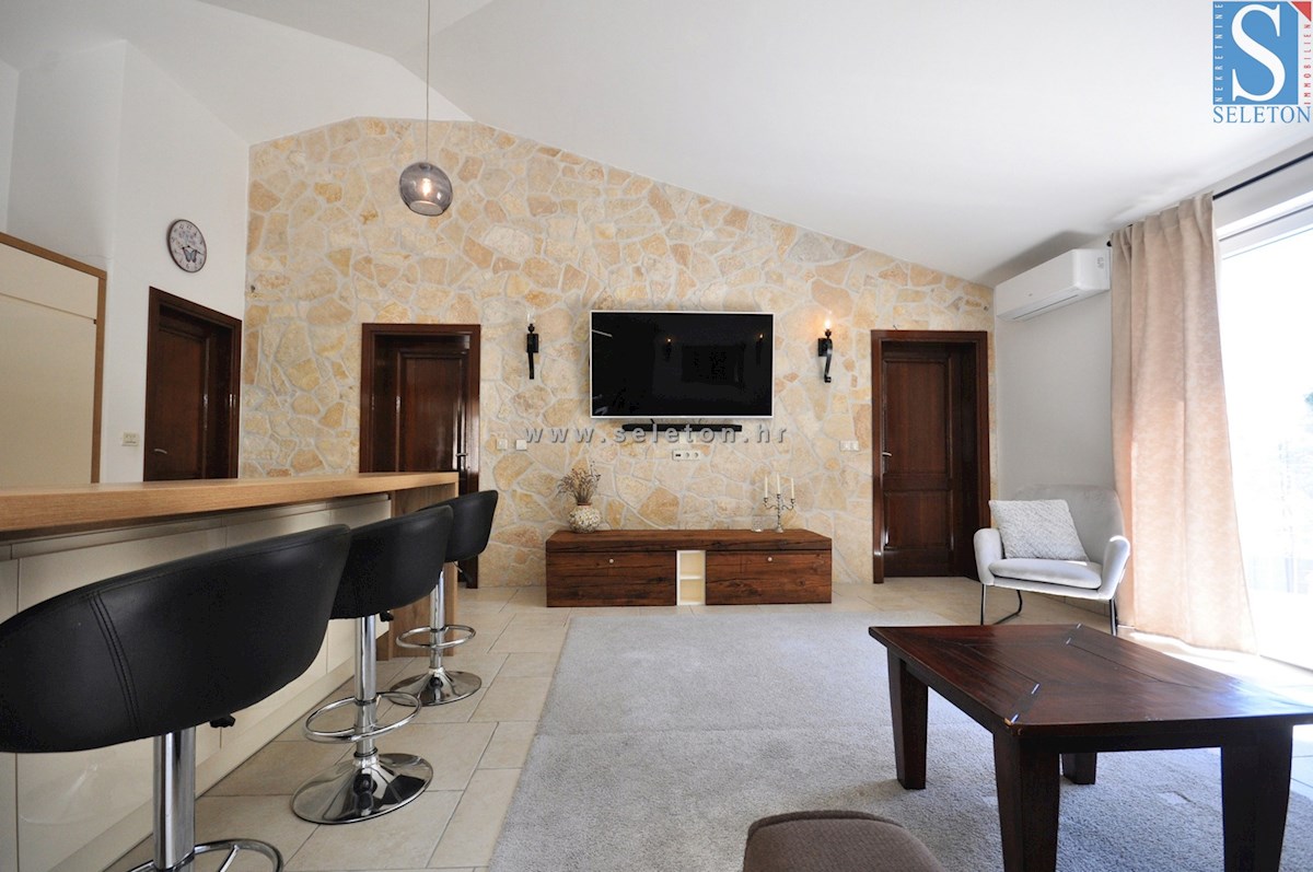 Poreč, samostojna hiša 180 m2 z bazenom, 2 apartmaja