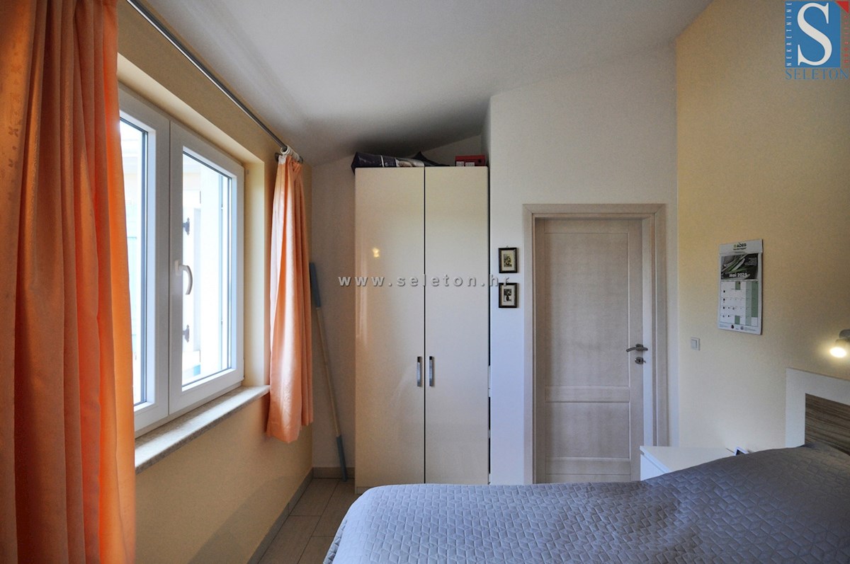 Poreč, samostojna hiša 180 m2 z bazenom, 2 apartmaja