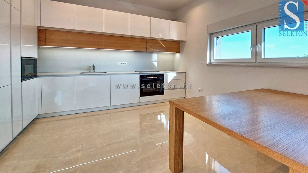 Novo stanovanje v Poreču 80 m2, delno opremljeno, talno gretje
