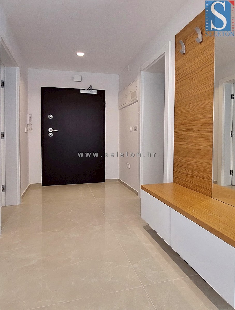 Novo stanovanje v Poreču 80 m2, delno opremljeno, talno gretje