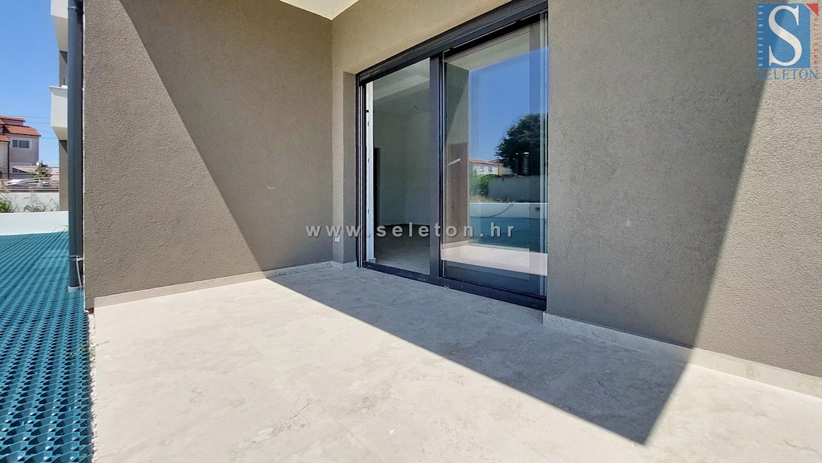 Poreč - novo stanovanje od 76 m2 z vrtom in dvema parkirnima mestoma