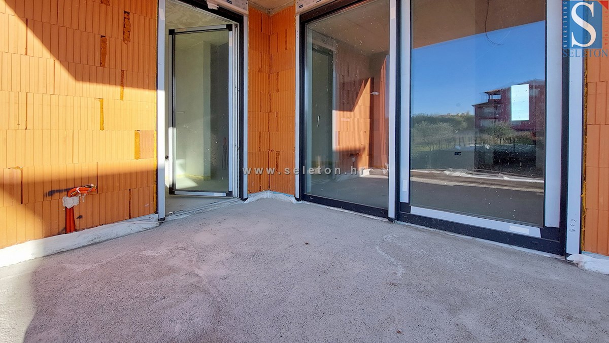 Poreč - okolica, stanovanje v gradnji 75 m2 z vrtom 135 m2, 2 parkirni mesti