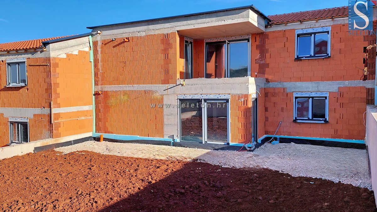 Poreč - okolica, stanovanje v gradnji 75 m2 z vrtom 135 m2, 2 parkirni mesti