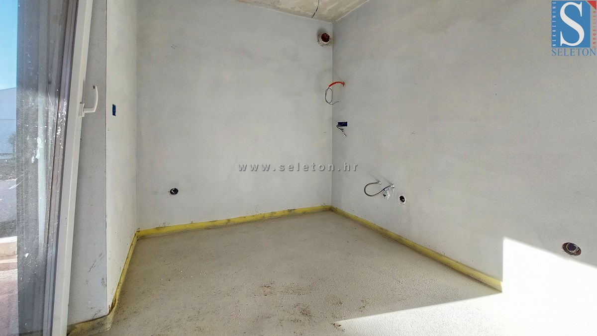 Poreč - okolica, stanovanje v gradnji 75 m2 z vrtom 135 m2, 2 parkirni mesti